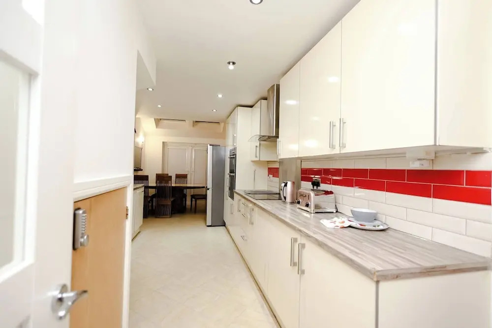 Cozy Place in Salford, Sleeps 8, 4 Bedroom, 5 Beds