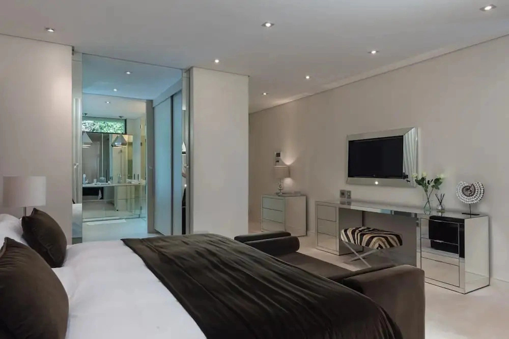 Camps Bay Luxury 5 Star 5 Bed w Gym Majestic Villa