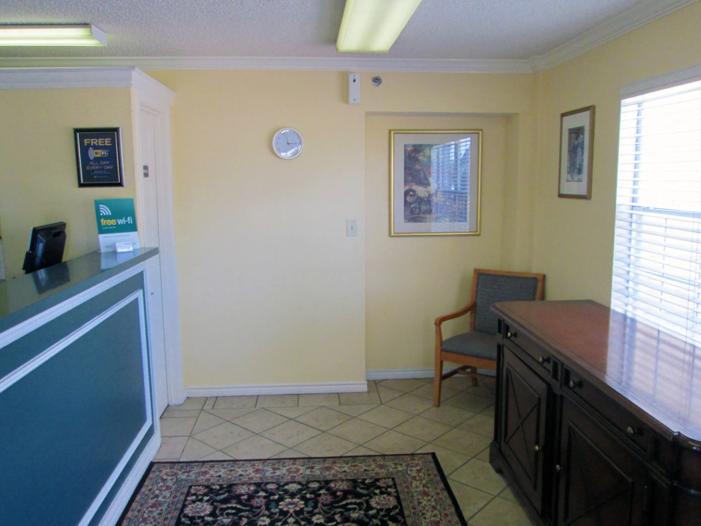 HomeTowne Studios by Red Roof Dallas - North Addison - Tollway