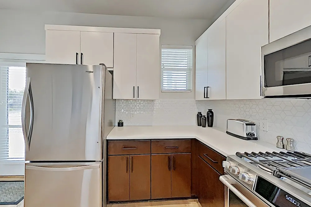 Lavish Eastside W/ Private Rooftop Deck 2 Bedroom Condo