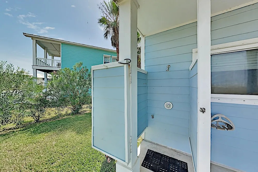 Modern Beach W/ Gourmet Kitchen & 2 Pools 3 Bedroom Home