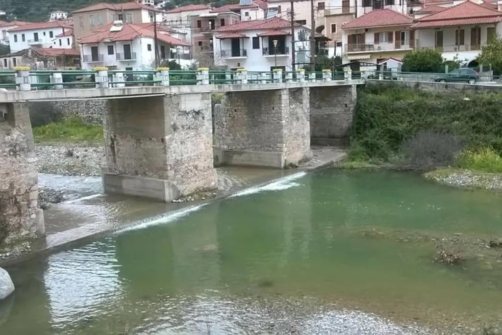 River'S House In The Center Town