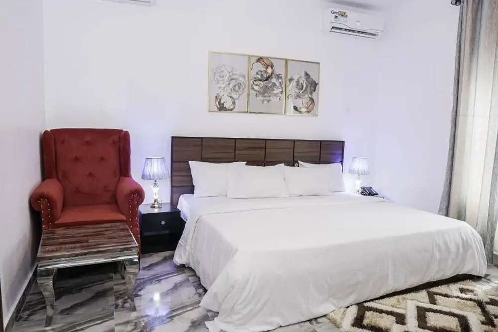 Momak 8 Hotel Adenuga House