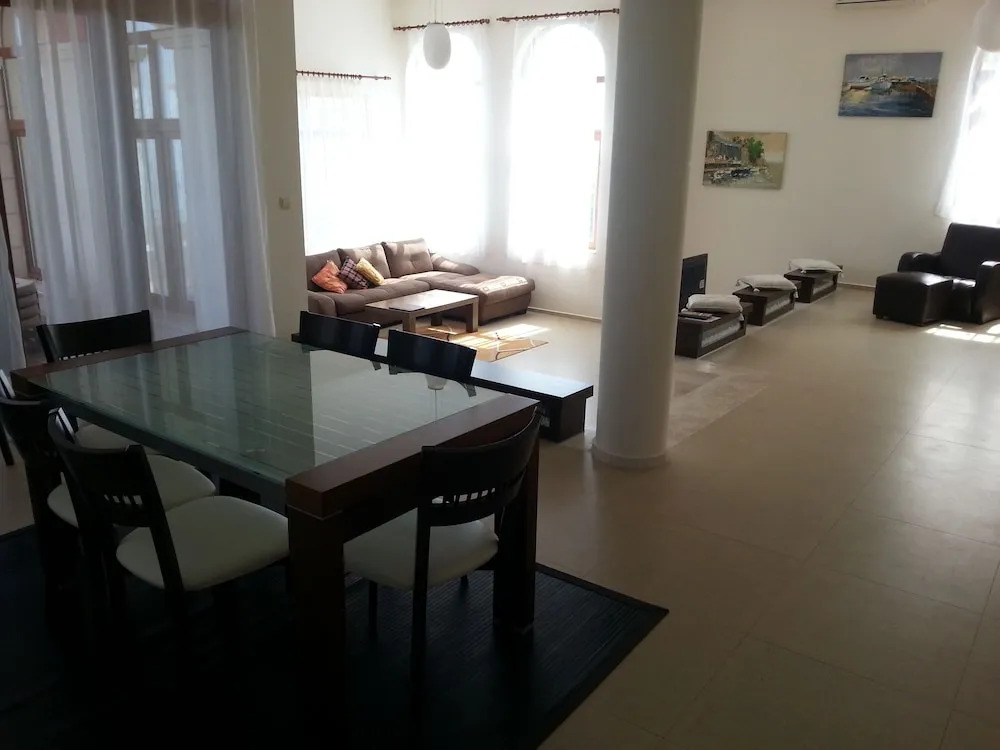 Lighthouse Luxe Estate Apart & Villas