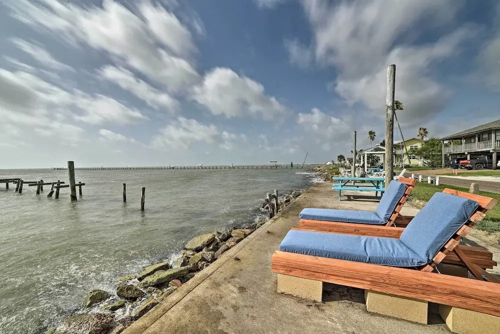 Rockport Bayfront Studio w/ Patio: 'casa Familia'
