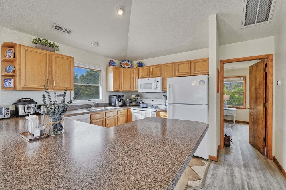 Golf & Surf 7BR: Private Pool, 5 Min to Beach