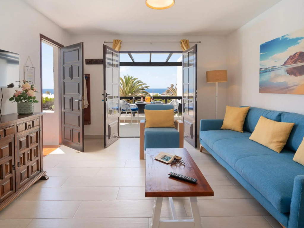 Apt 28 Famara