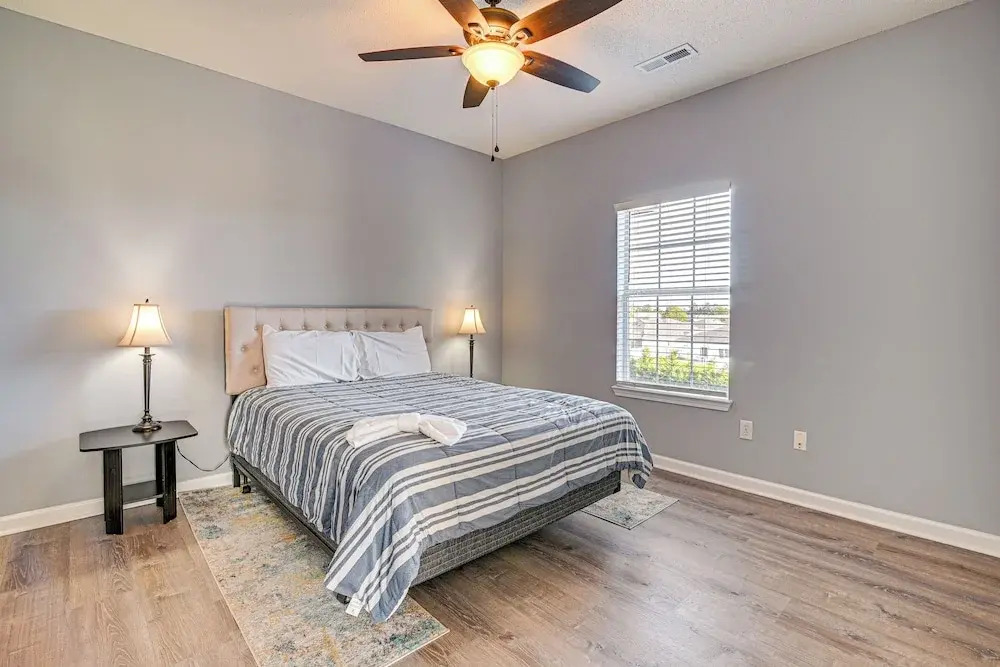 Pool + Hot Tub: Lake-view Condo in Surfside Beach!