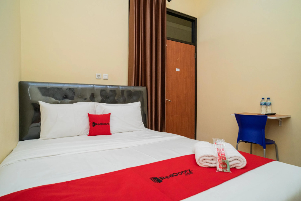 RedDoorz Syariah near Jembatan Merah Plaza