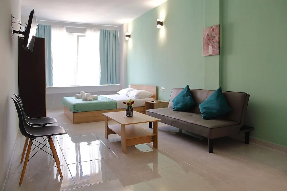 Menta Studios, next to metro station, smart tv