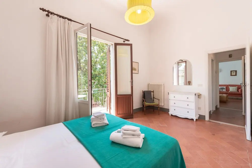 Pitti Large Apartment With Balcony