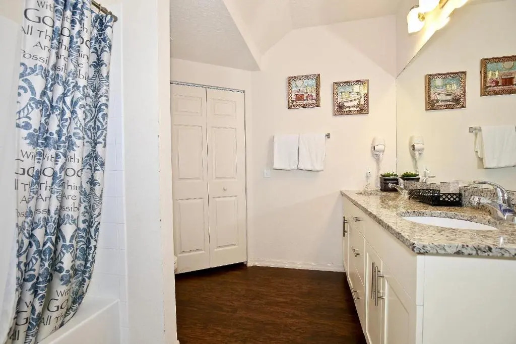 Fantastic Townhouse in Lux community sleeps 8! 10 min to Disney