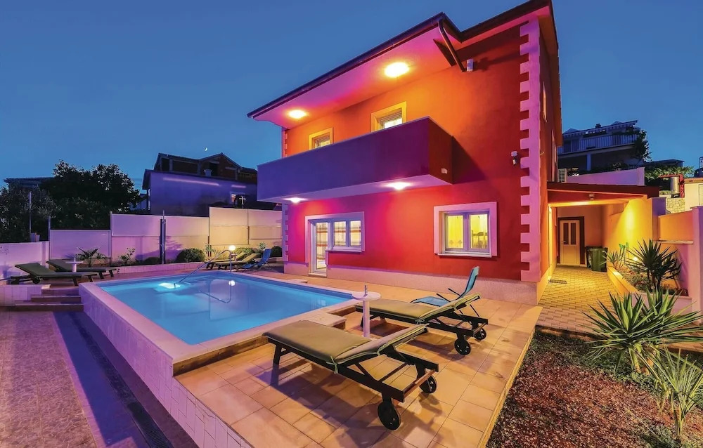 Amazing Home in Okrug Gornji With Sauna, Wifi and 4 Bedrooms