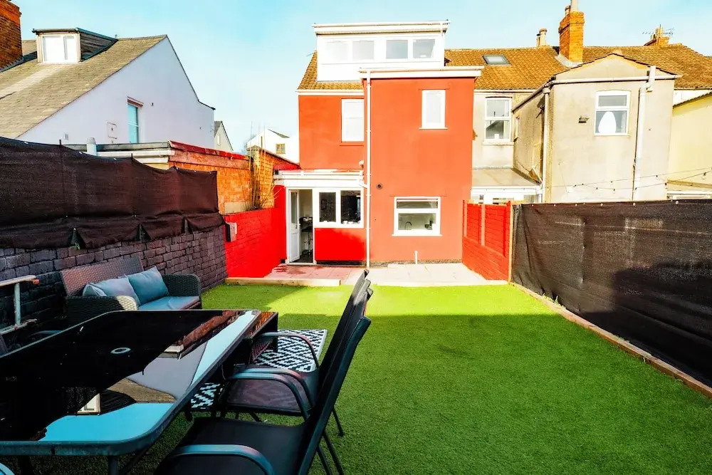 Gloucester-4 Bed Home for Work & Leisure