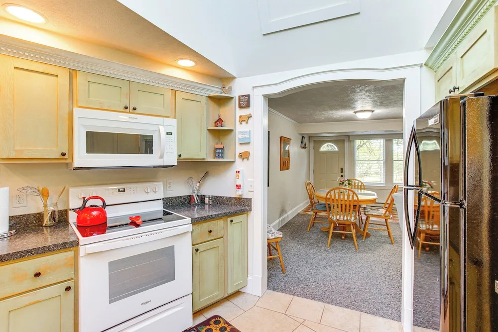 Relax Fireside! Frankfort Apt Near Dtwn & Beaches