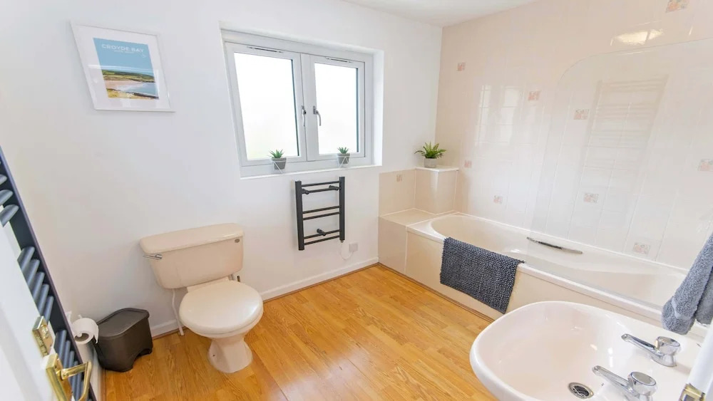 Oceanside Sleeps 6 Walk to Beach Stylish