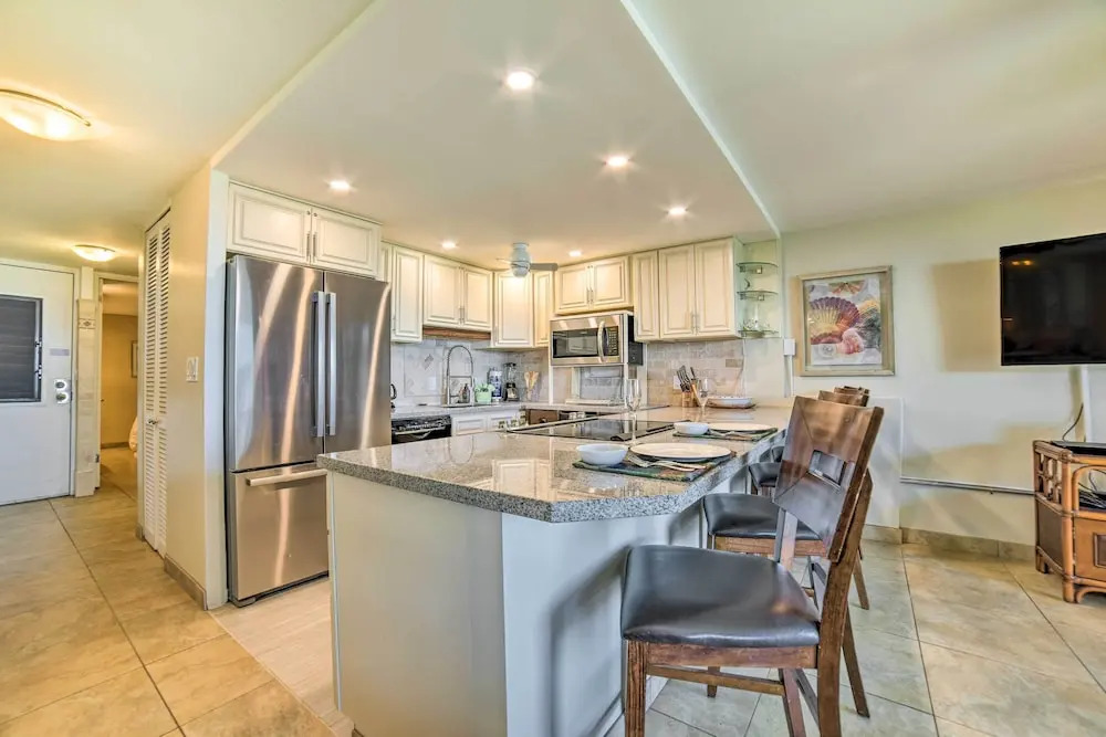 Beachfront Condo: Sunset Views & Pool Access!