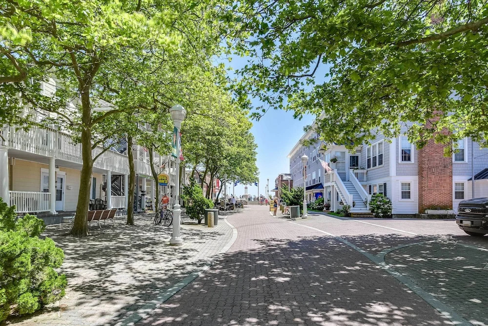 Walk to Shore! Family Condo w/ Pool in Ocean City