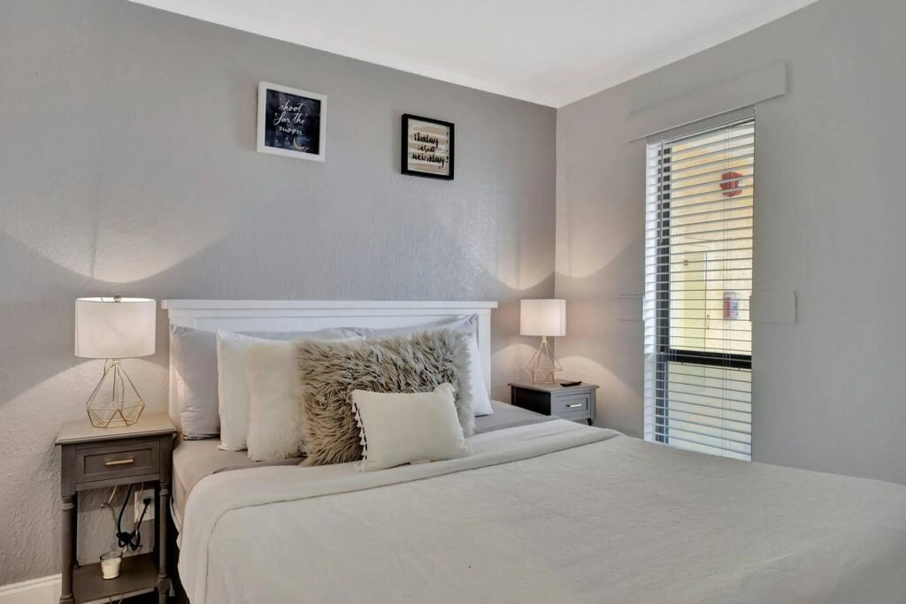 Sunset on the Bay Designer Condo with Private Balcony and Hotel Heated Pool