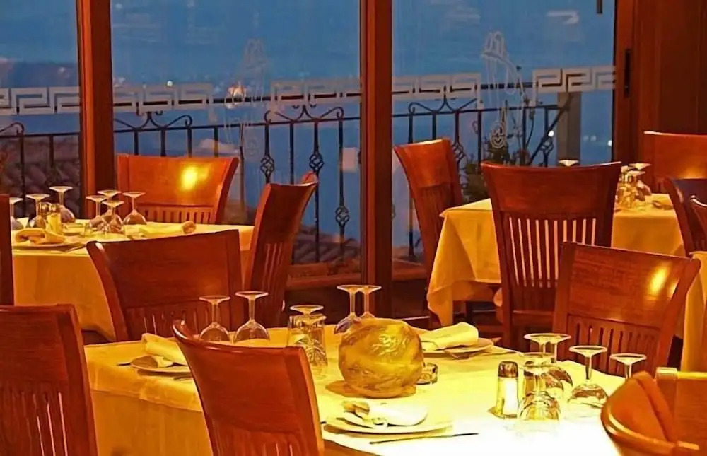 Iniohos Hotel