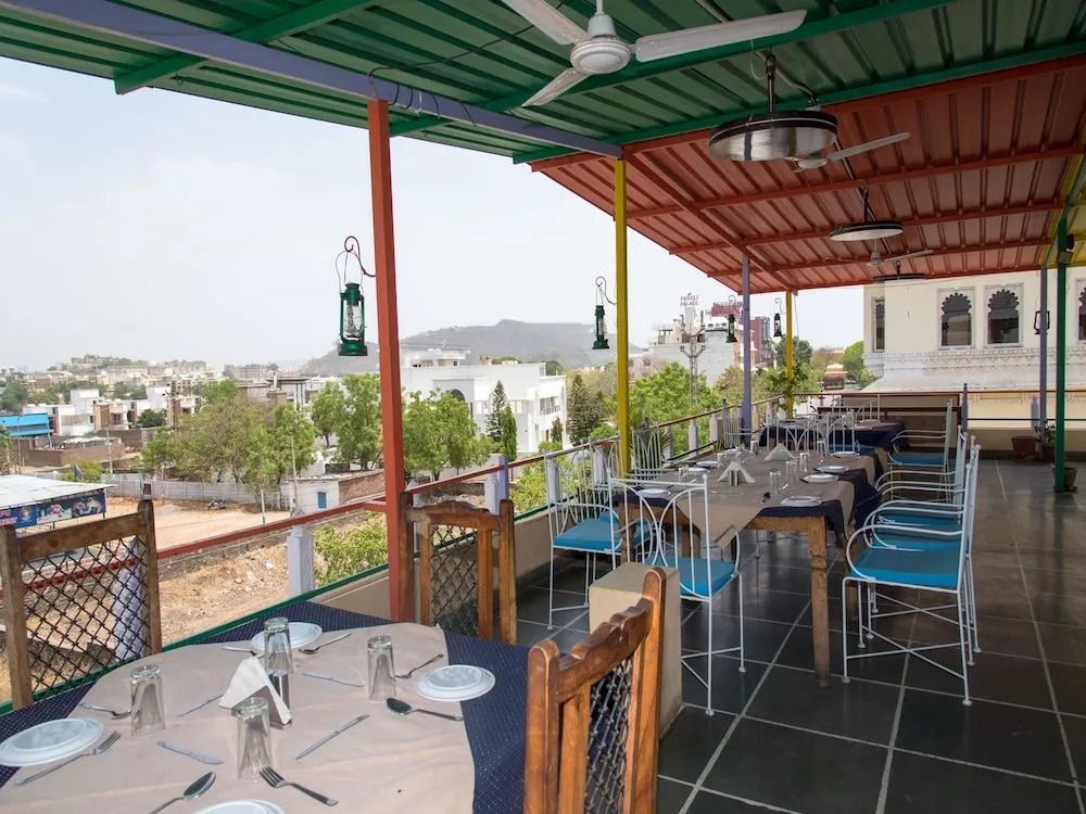 OYO 14119 Hotel Manwar