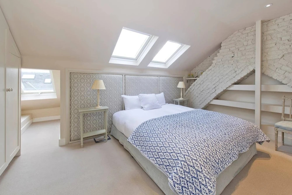 Bright & Spacious 2-bed Apt, 5 Mins From Tube