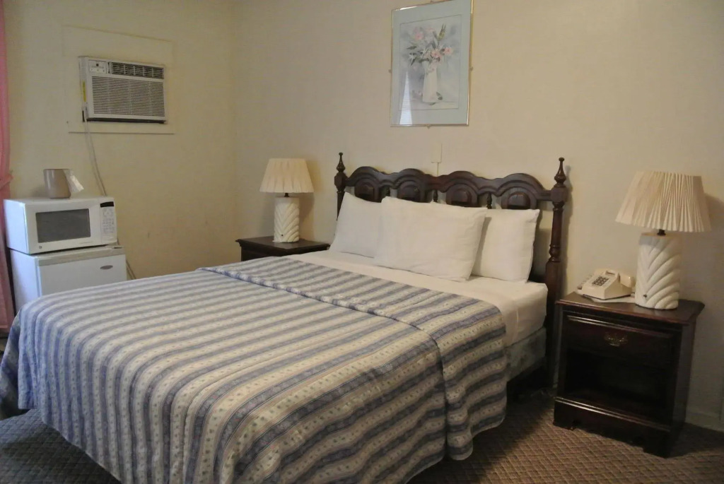 RoseWood Inn