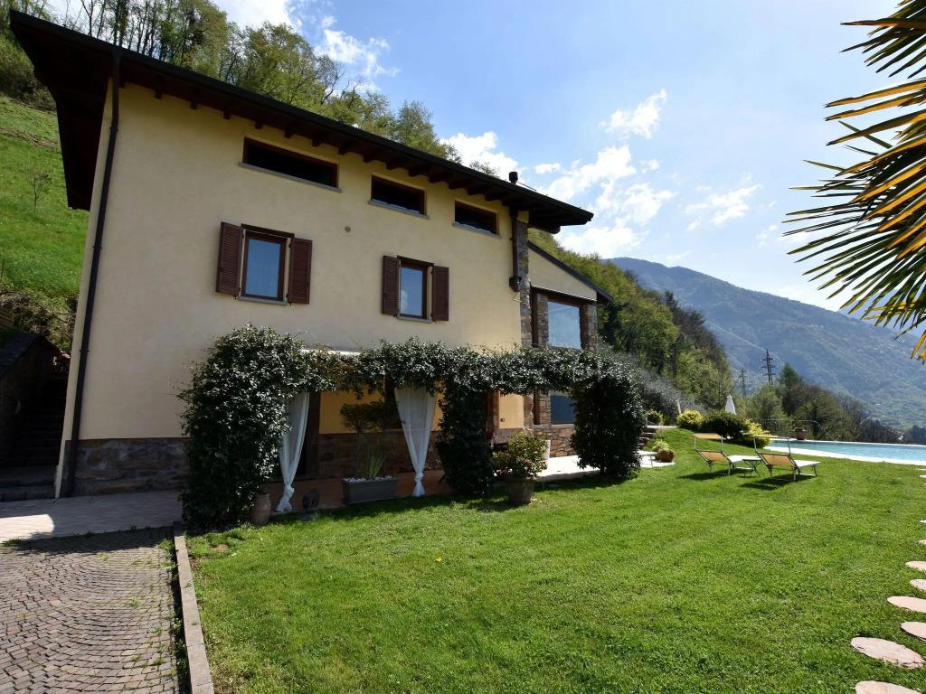 Apartment in 2-floor villa with swimming pool, equipped garden and lake view