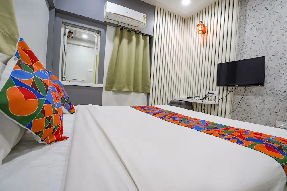 Fabhotel Royal Inn