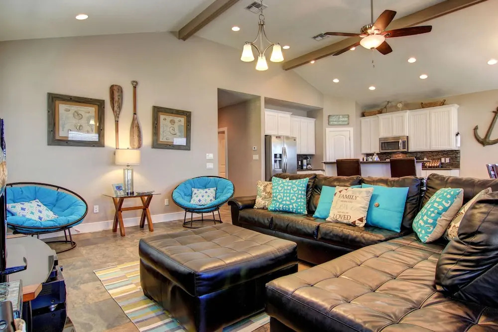 Mi Casa' Tu Casa' Upstairs 3 Bedrooms 3 Bathrooms Home