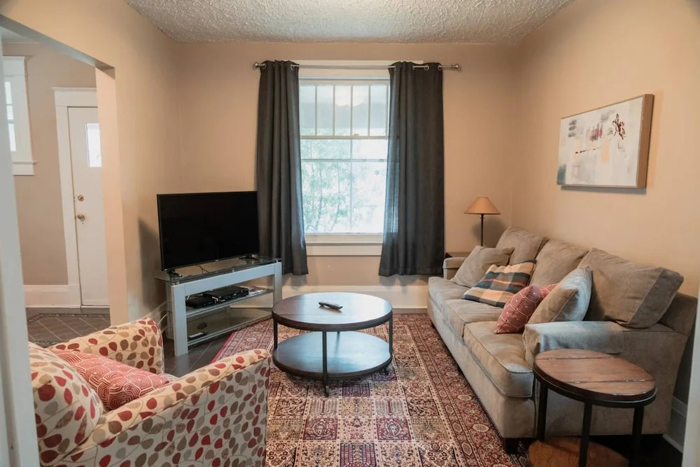 Beautiful 3 Bedroom Home Near Downtown