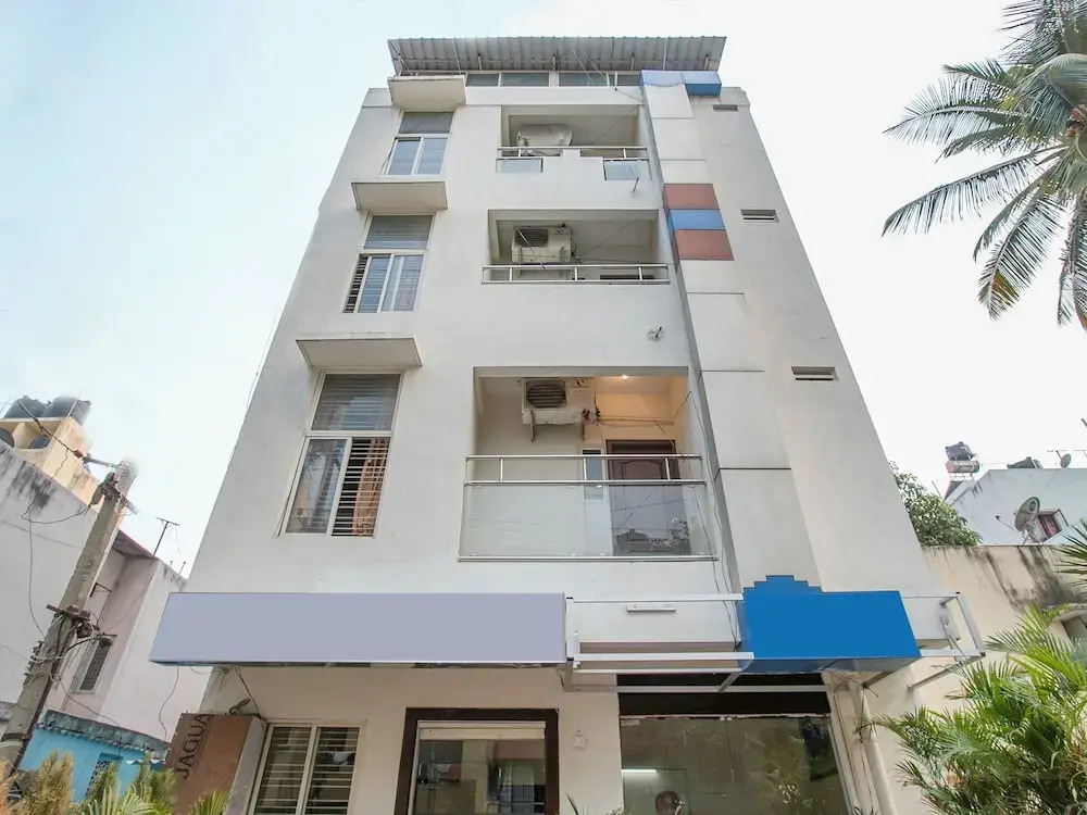 OYO 13170 Sky Suites