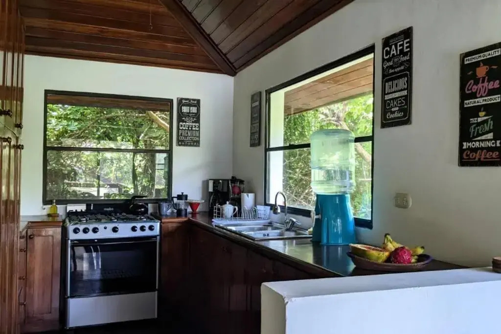Shankton Harbour 3 Bedroom 4 Bathroom Beach House w Private BEACH SEA path