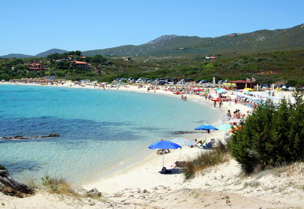 Apartment surrounded by greenery 5 minutes on foot from the beaches of Baia Caddinas and the large s-S'Abba e sa Pedra