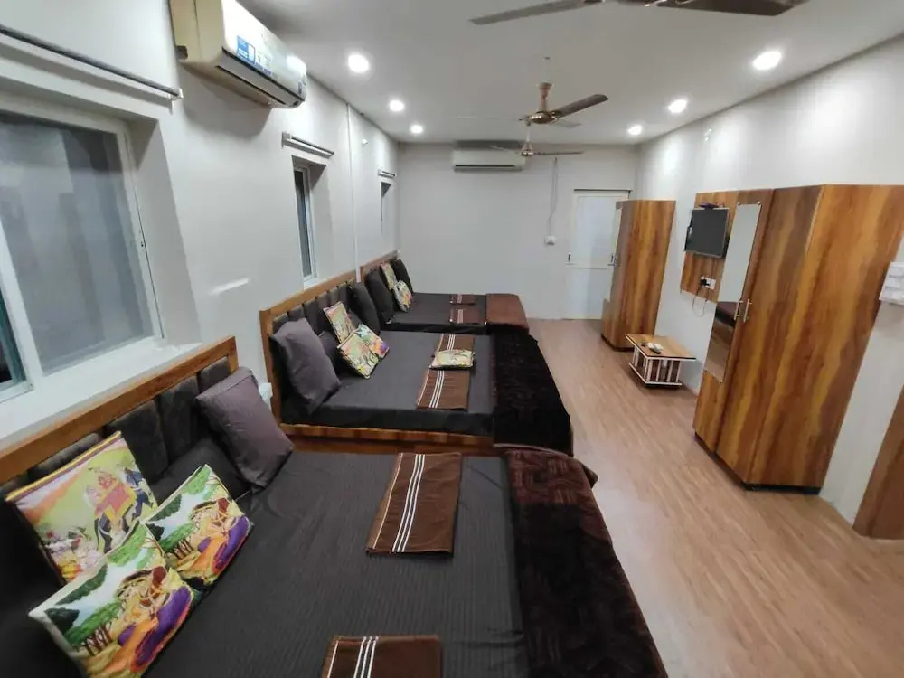 Hotel Shree Kedarnath in front of railway station platform no 8