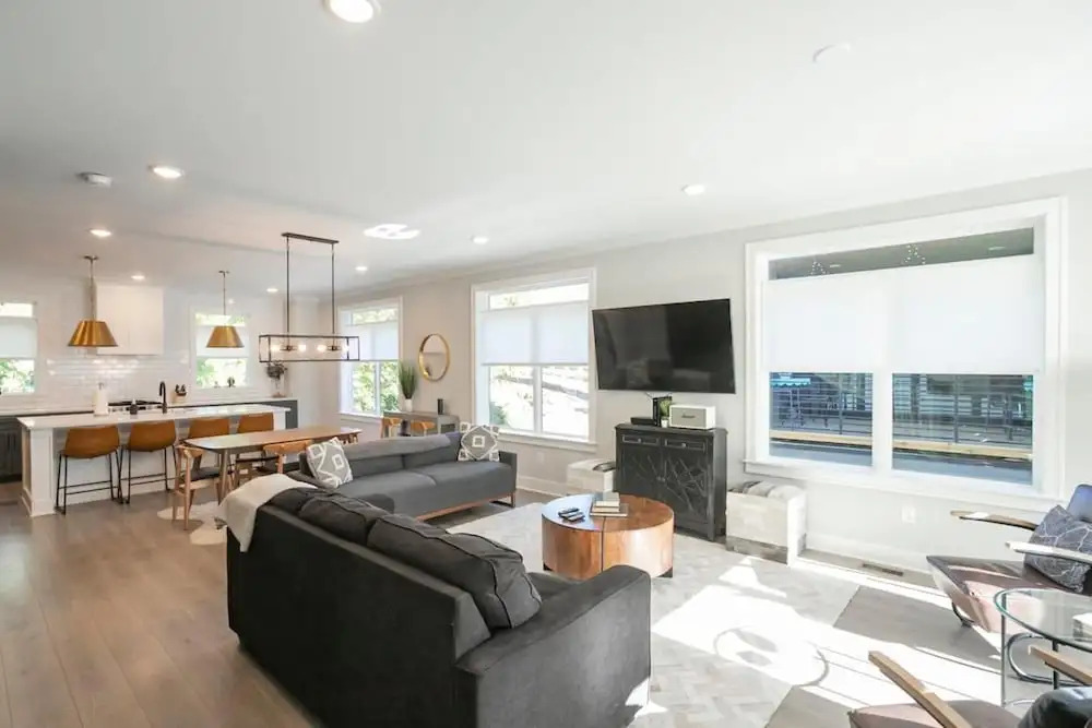 Ryman by Avantstay Centrally Located Townhouse w/ Stylish Interior & Porch Swings!