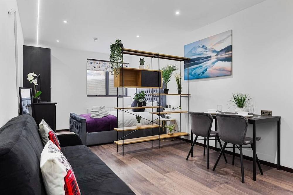 Bright Studio Retreat in Golders Green