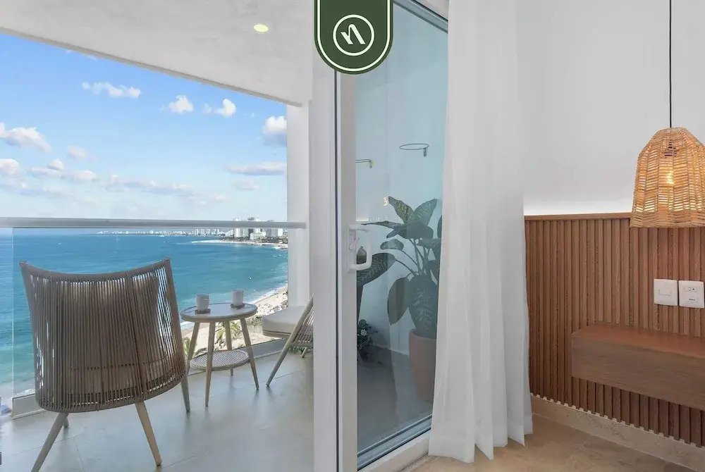 Luxury Oceanfront Studio - Beach - Pools - Gym