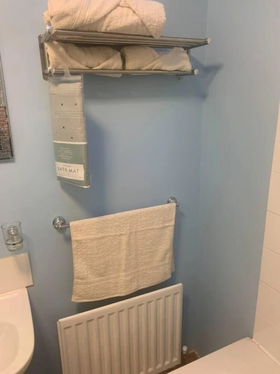 House - Sleeps 4 with Cozy Fireplace