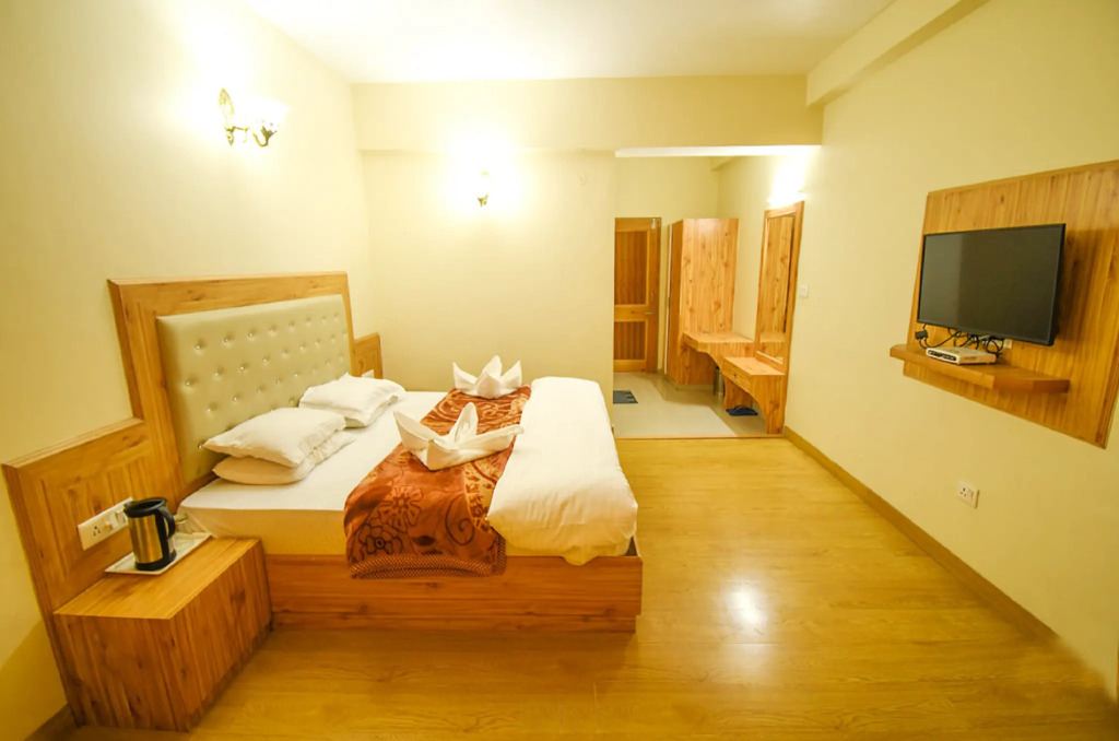 Goroomgo New Ambika Mall Road Manali