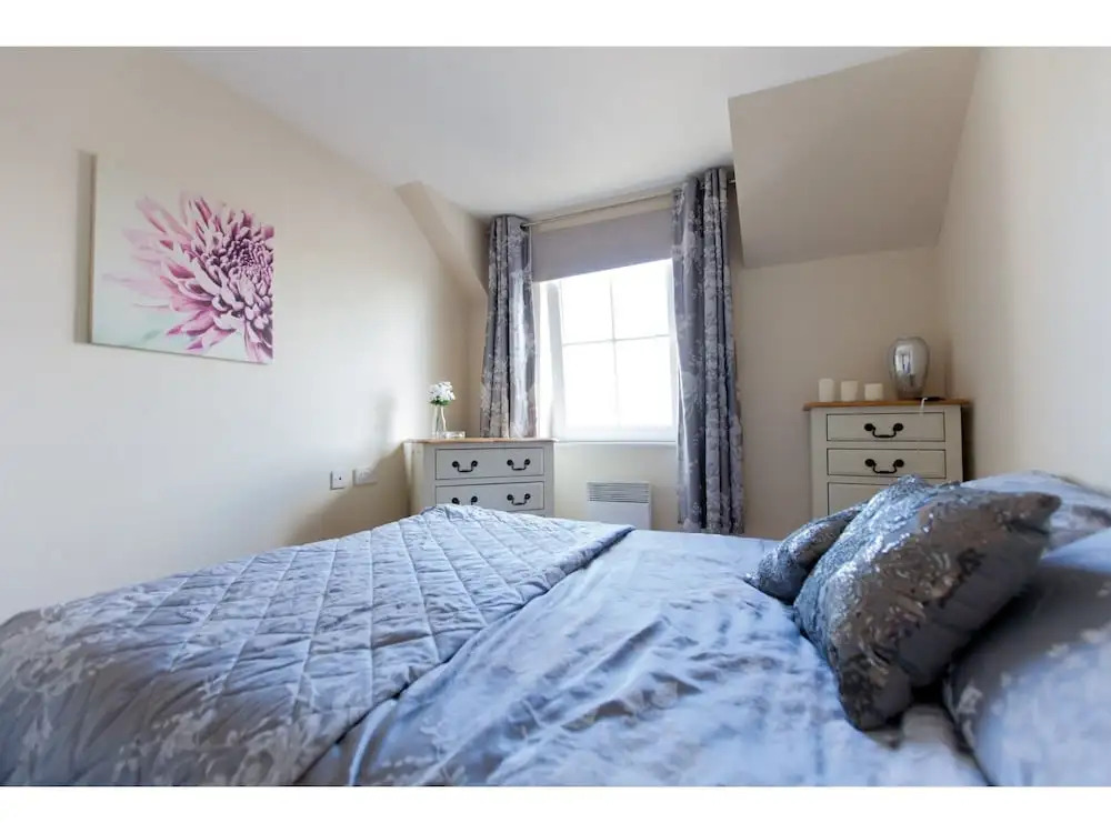 Park & Play! Superb Flat W/parking Near Shore
