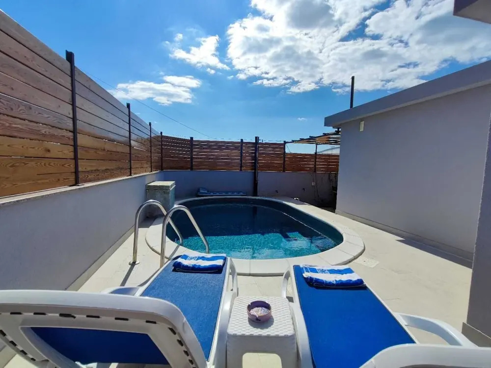 Pop Villa Sleeps 3 with Pool