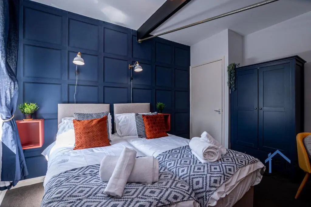 Flat 5, super king bed, free parking, workspace, free wi-fi
