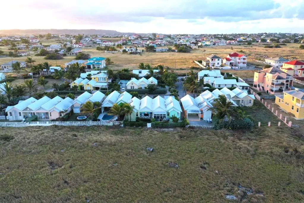 The Gem is located a few minutes walk to the gorgeous Bottom Bay Beach