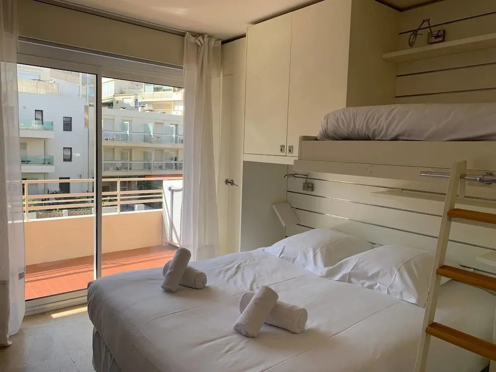 Sea View Flat, beach access by GuestReady