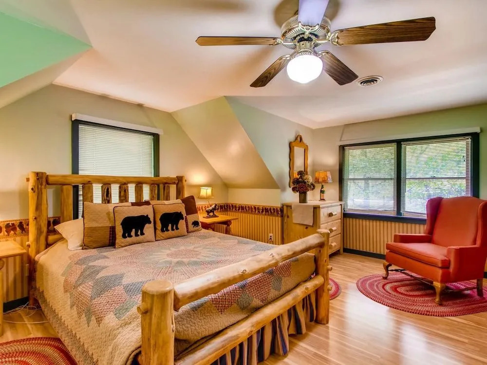 Bear Hug Too 2 Bedrooms 2 Bathrooms Cabin