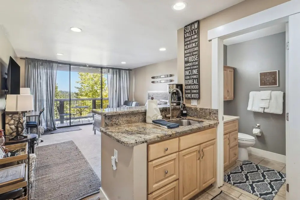 On-site Skiing: Truckee Studio w/ Balcony