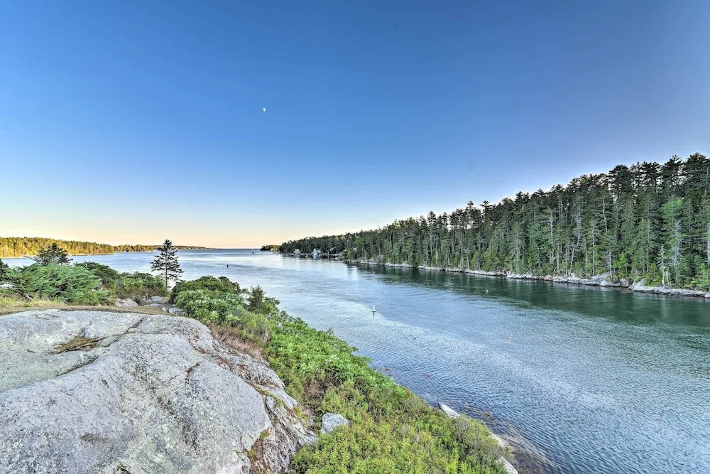 Oceanfront Cottage w/ Deck 2 Mi to Boothbay Harbor