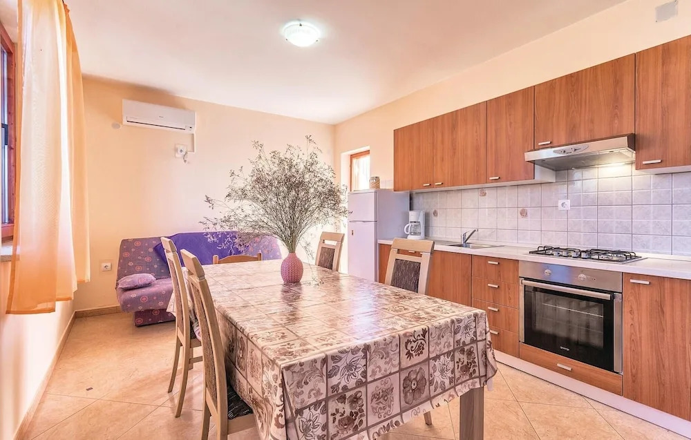 Stunning Home In Bratulici