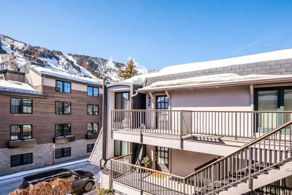 Chateau Dumont Unit 11